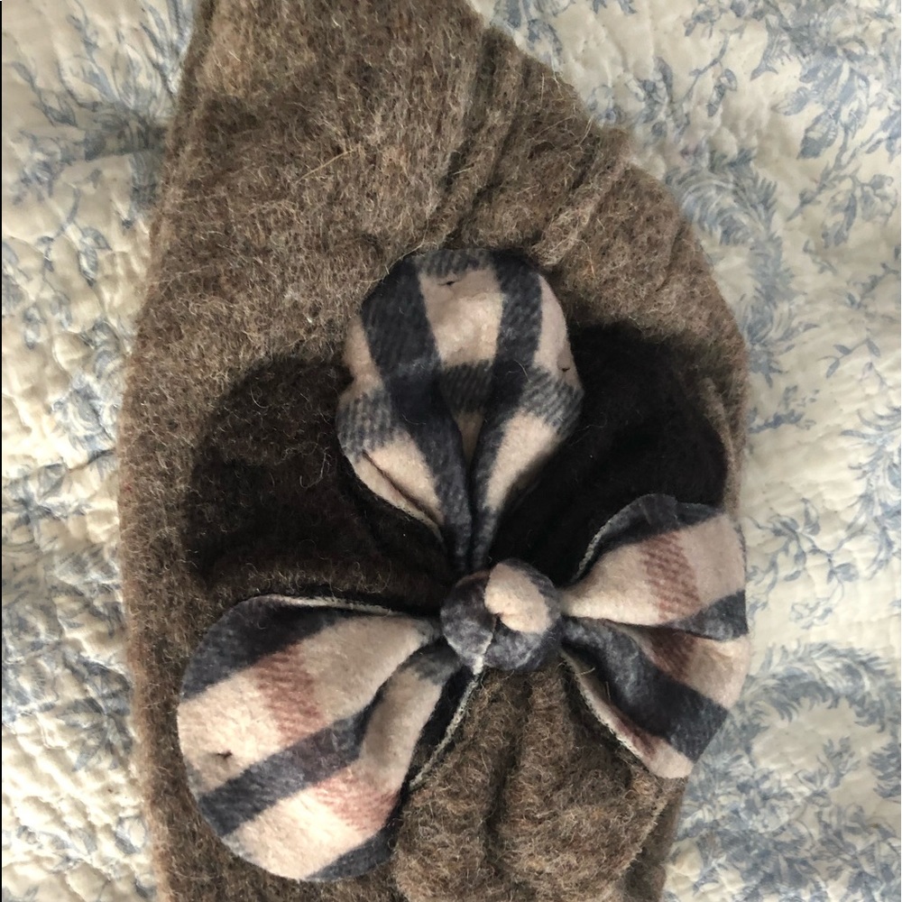 Hat made in itlay. 80% wool. 20% polyester. New. Never worn but . Cut the tags.